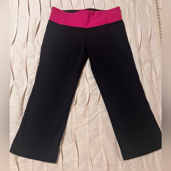 lululemon athletica Pants - Lululemon Yoga Leggings Womens Size 8 Black Pink Cropped Capris Slit